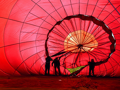 热气球信封圆形航班航空运输空气红色阴影织物工人背景图片