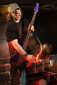 Bass吉他手在舞台上背景图片