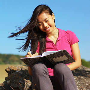 书中的思维笔记本中女孩写作头发杂志家庭作业微风微笑天空岩石小鸡衬衫场地背景