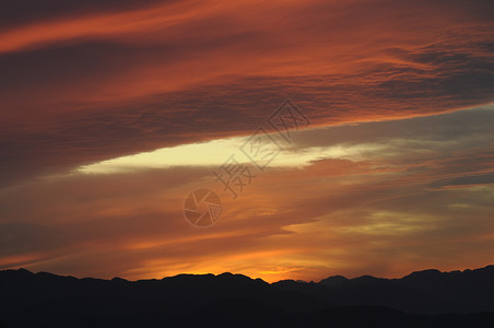 日落时山上云层背景图片