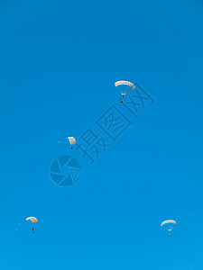伞兵集团空气自由运动冒险蓝色团体闲暇跳伞乐趣男人背景图片