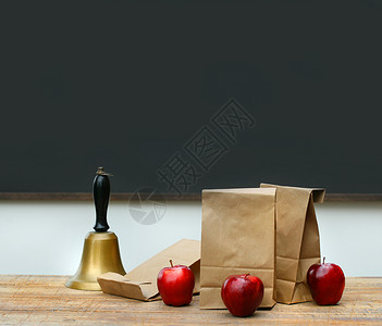 苹果铃声素材带苹果的午餐袋和书桌上的学校铃声背景