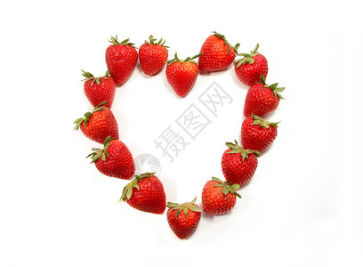 成形成白色心的草莓背景图片