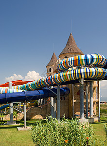 露天水公园闲暇螺旋旅行水池太阳天空活动管子享受游客高清图片
