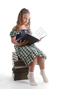 可爱的小女孩在看书专注小学女学生辫子学习背景一年级知识孩子幼儿园背景图片