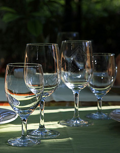 餐厅的玻璃杯美食酒杯桌子食物奢华餐具装饰品玻璃盘子服务背景图片