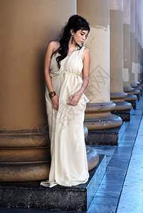 漂亮的年轻女孩 穿着轻光的礼服 浪漫风格白色福利建筑学裙子历史古风女士女性大理石帝国背景图片