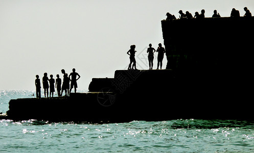 绅士吴秀波在布赖顿海岸边的  太阳周  人民力量海浪孩子建筑学男人孩子们绅士女士波浪防御背景