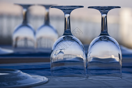 蓝色玻璃玻璃餐厅桌子酒杯假期食物日落背景图片