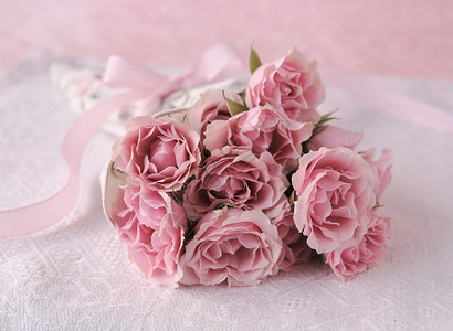 粉红玫瑰花周年丝带纪念日白色水平织物粉色新娘婚礼花束背景图片