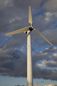 风风涡轮绿色活力发电机天空技术力量环境白色金属背景图片