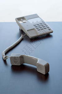 桌上的白色电话桌子电子技术戒指办公室背景图片