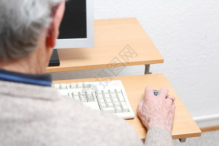 删除键盘保持高级老鼠男性老年电脑水平公民冲浪者冲浪屏幕教育背景
