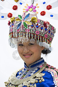 柳岩民族盛装穿传统民族服装的中国女孩齿轮女士女性青少年裙子部落帽子文化配件女孩们背景