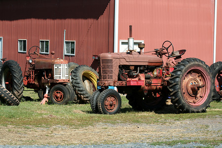 旧红色旧拖拉机田园工作加载农场工业收成场地农民机器职业背景图片
