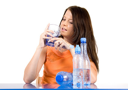 妇女饮用水幸福意识影棚瓶子菠萝享受柔软度蓝色笑脸微笑图片