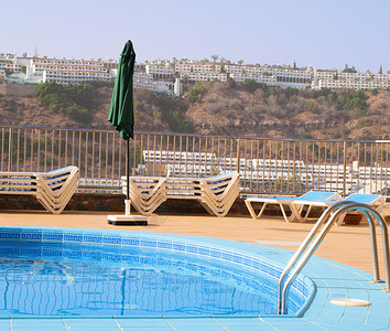 游泳池旅游天空享受假期楼梯放松天堂太阳床水池阳伞背景图片