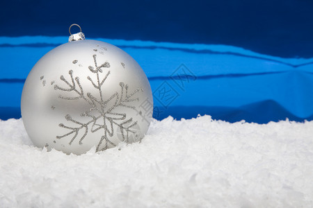 雪宝素材假白雪上的银圣诞标宝背景