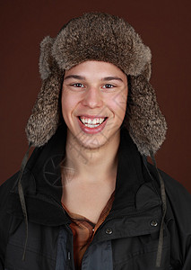 戴冬帽的家伙帽子男生青少年灰色毛皮背景图片