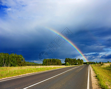 通向彩虹的道路旅行太阳阳光场景愿望车道运输驾驶天气风暴背景图片