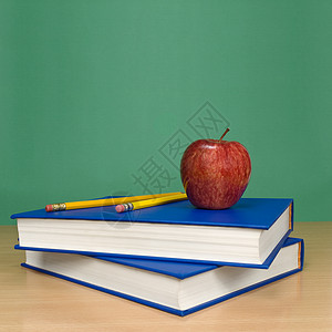 空白黑板桌子大学红色知识木板图书蓝色教科书学校水果背景图片