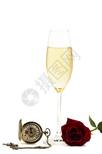 玫瑰指针素材用香槟和红玫瑰 和旧手表加着香槟背景