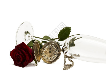 玫瑰指针素材古老的口袋手表 红湿玫瑰 在躺着的香槟杯下背景