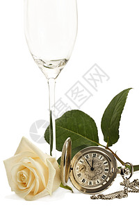 奶油色的玫瑰奶油玫瑰 上面有旧手表和空香槟杯背景