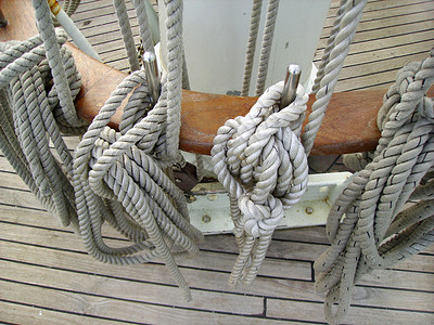 架设一艘旧帆船桅杆困惑拉线海洋梯子索具巡航旅行航海齿轮背景图片