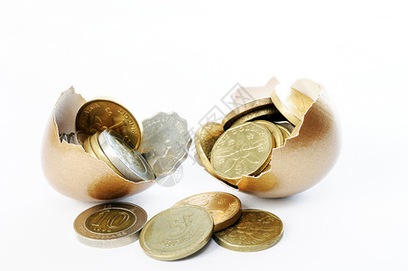 碎金蛋壳中的硬币背景图片