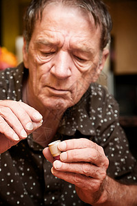 硝酸甘油有小药丸和小病例的人案件药物男性守门员治愈医疗剂量药品手指处方背景