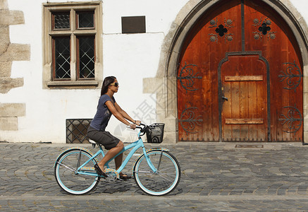 城市自行车步伐街道路面黑发女性进步建筑成人正方形阳台背景图片