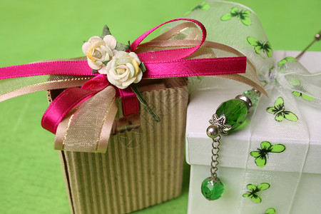 礼品盒和袋玫瑰和礼物袋高清图片
