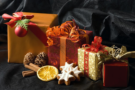 圣诞礼品展示红色金子礼物星星橙子背景饼干黑色蜡烛背景图片