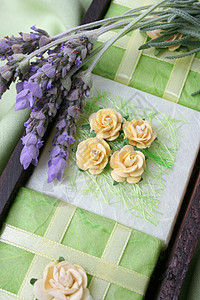 肥皂板玫瑰礼物温泉花朵女性化薰衣草绿色丝带盒子卫生背景图片