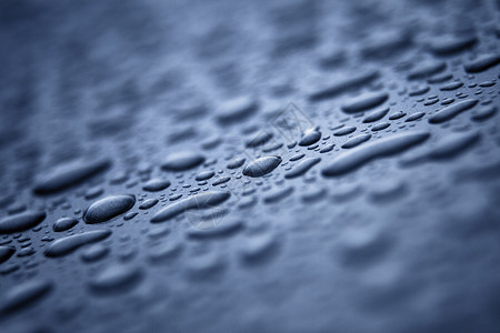 金属表面的水张力宏观蓝色水滴灰色墙纸反思背景图片