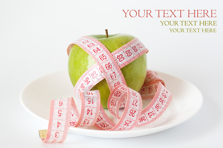 绿色苹果和白色盘子上的测量磁带营养减肥产品饮食重量体积营养师早餐背景图片