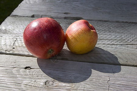 苹果和桃子饮食中心皮肤桌子水果营养果汁食物产品烹饪高清图片