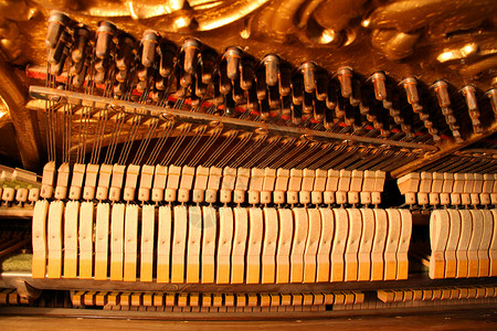击打声音素材在直立钢琴里 用来击打钢弦的轻锤线圈钥匙毛毡运作反弹乐器键盘细绳锤子谐振背景