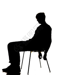一个坐在椅子上的男人的脚影背景图片
