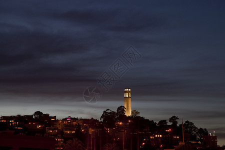 旧金山与科伊塔的夜空天线高清图片