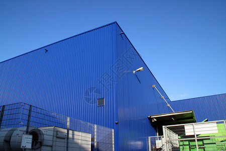 仓库结构配送运输蓝色货物金属宏观外观建筑天空背景图片