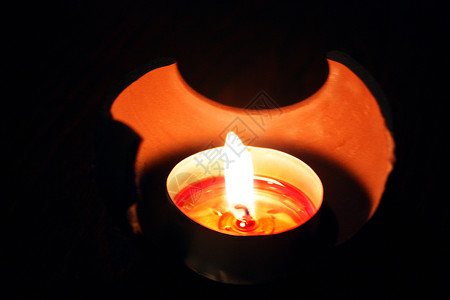蜡烛橙子黏土黄色碎片火焰假期烛台红色黑色灯芯背景图片