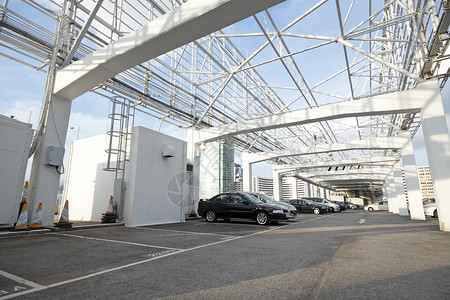 汽车停车场孤独天空装裱线条钢架天气太阳城市条纹指针背景图片