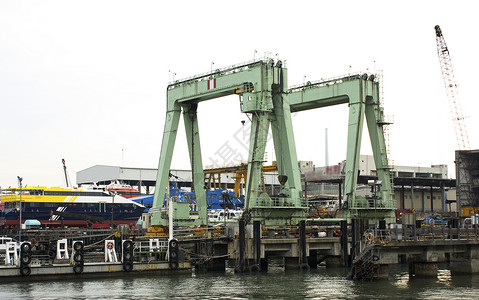 在港口停泊的集装箱船舶 没有可见的商标高清图片