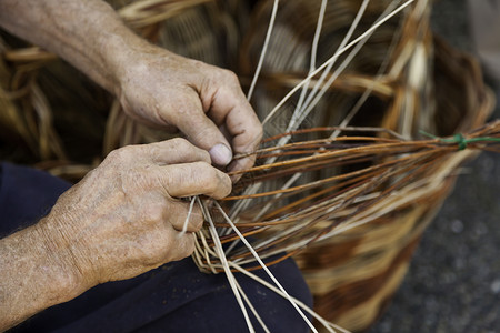 手工劳动编织工匠柳条生产手工业篮子传统精神乡村稻草高清图片