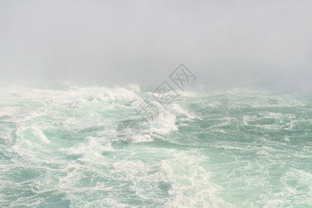 暴风水流动倾盆大雨波浪多云天气大风气旋海洋薄雾飓风背景图片