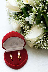 结婚戒指浪漫婚姻桌子红色幸福花束盒子热情订婚联盟背景图片