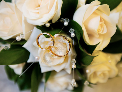 结婚戒指浪漫订婚热情花束花朵宏观幸福白色钻石褐色背景图片