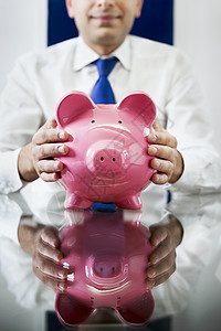 带领带的小猪拥有小猪银行的商务人士男性上班族中年男子男人财富投资办公室金融服务背景